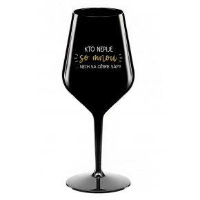 KTO NEPIJE S MNOU...NECHAJ SA OŽERIE SÁM! - černý nerozbitný pohár na víno 470 ml