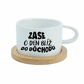ZASE O DEN BLÍŽ DO DŮCHODU - bílý hrníček makronka 200 ml ZASE O DEN BLÍŽ DO DŮCHODU - bílý hrníček makronka 200 ml