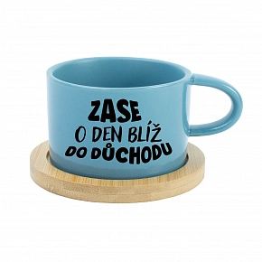 ZASE O DEN BLÍŽ DO DŮCHODU - modrý hrníček makronka 200 ml