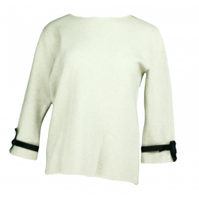 Dámsky sveter na rukávoch zdobený bielym plisovaným volánikom a čiernou stužkou SW 0202 - FPrice