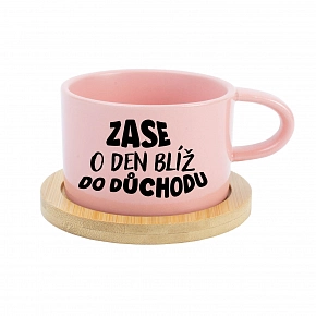 ZASE O DEŇ BLÍŽ DO DÔCHODKU - ružový hrnček makronka 200 ml