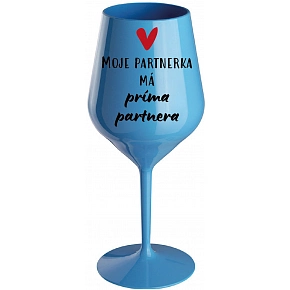 MOJE PARTNERKA MÁ PRÍMA PARTNERA - modrá nerozbitná sklenice na víno 470 ml