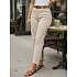 Jeansy damskie z paskiem mom fit beżowe FashionStreet UY3056