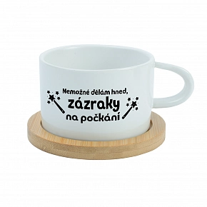 NEMOŽNÉ DĚLÁM HNED, ZÁZRAKY NA POČKÁNÍ - bílý hrníček makronka 200 ml NEMOŽNÉ DĚLÁM HNED, ZÁZRAKY NA POČKÁNÍ - bílý hrníček makronka 200 ml